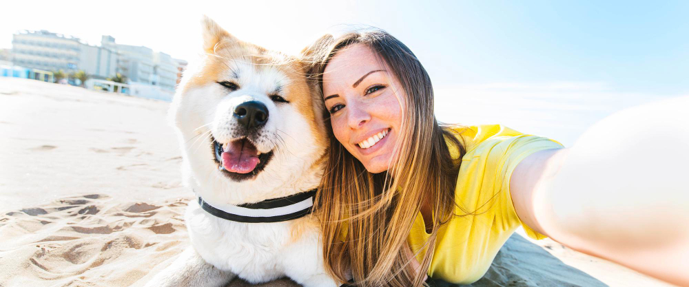 Mujer feliz tomandose una foto con su mascota